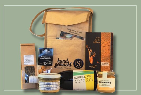 Handgemacht Saale-Unstrut Kühltasche in der Ausgabe 2026 mit verschiedenen Lebensmittelprodukten