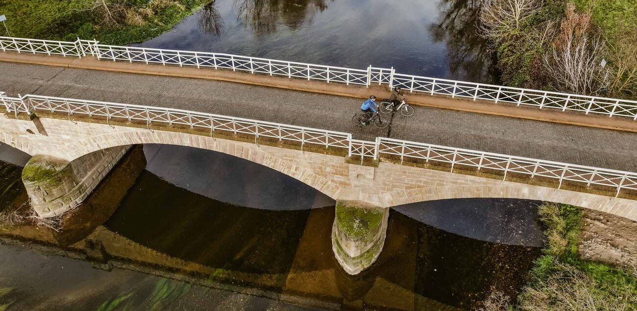 Radfahrende auf einer Brücke über die Weiße Elster bei Crossen