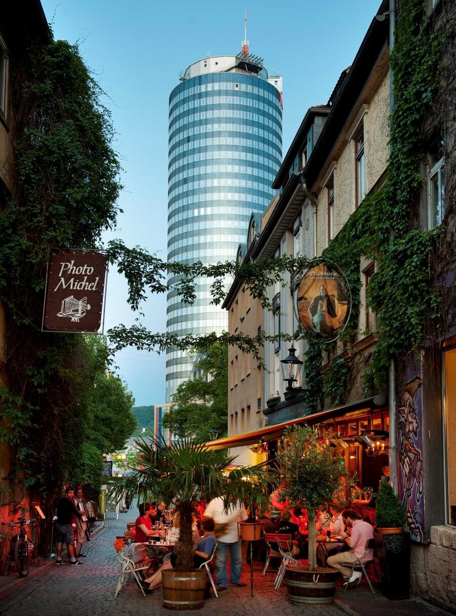 Wagnergasse in Jena mit Kneipen und Blick auf den JenTower