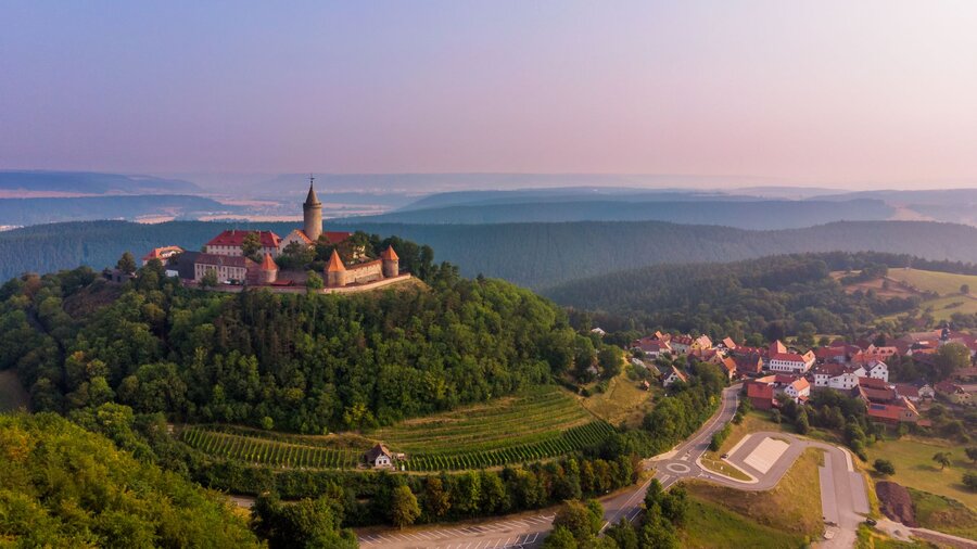 Leuchtenburg mit darunter liegendem Weinberg