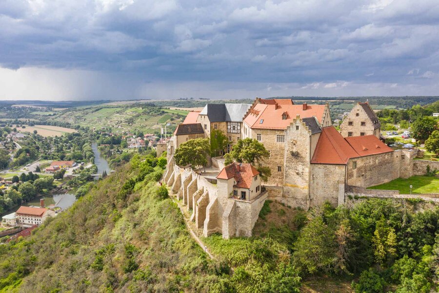 Schloss Neuenburg mit dem Ort Freyburg und der Unstrut