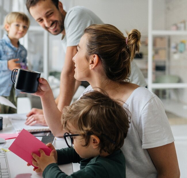 Fröhliche Familie im Wohnzimmer beim der Organisation von Terminen