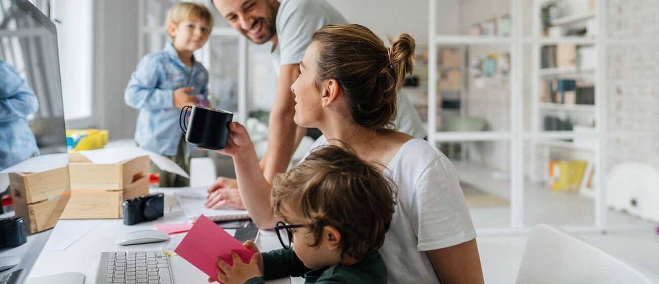 Fröhliche Familie im Wohnzimmer beim der Organisation von Terminen