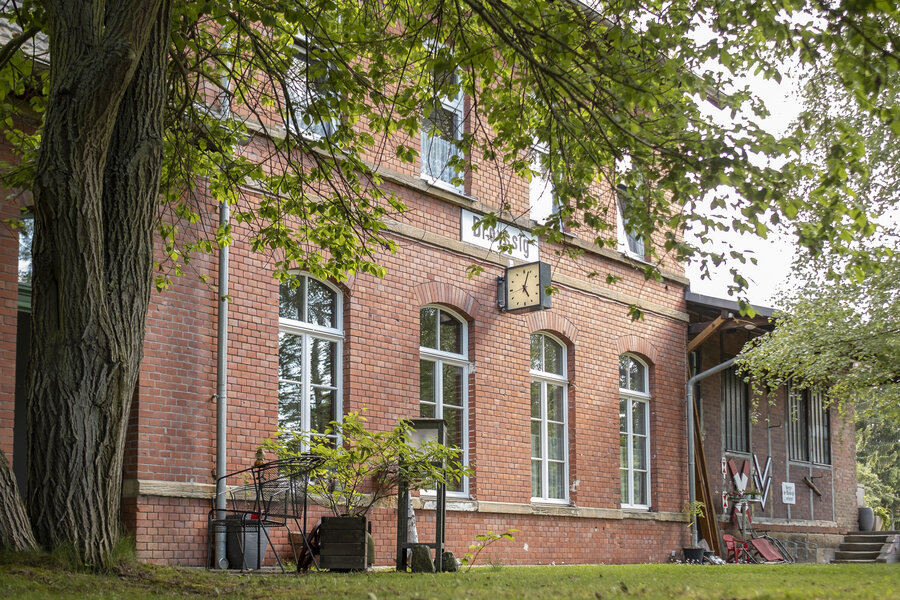 Aussenansicht des FeWo-Betrieb Bahnhof Droyßig mit alter Bahnhofsuhr