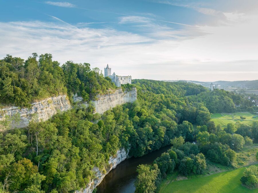 Rudelsburg thront auf dem Muschelkalkfelsen über der Saale