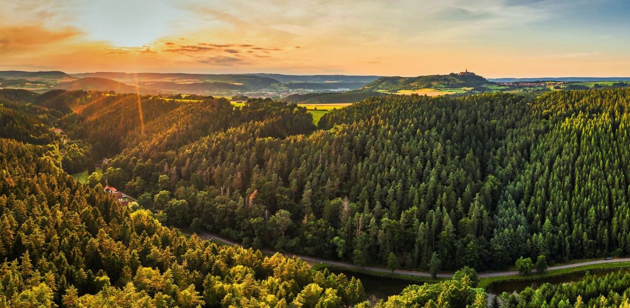 Blick durch den Leubengrund auf die Leuchtenburg