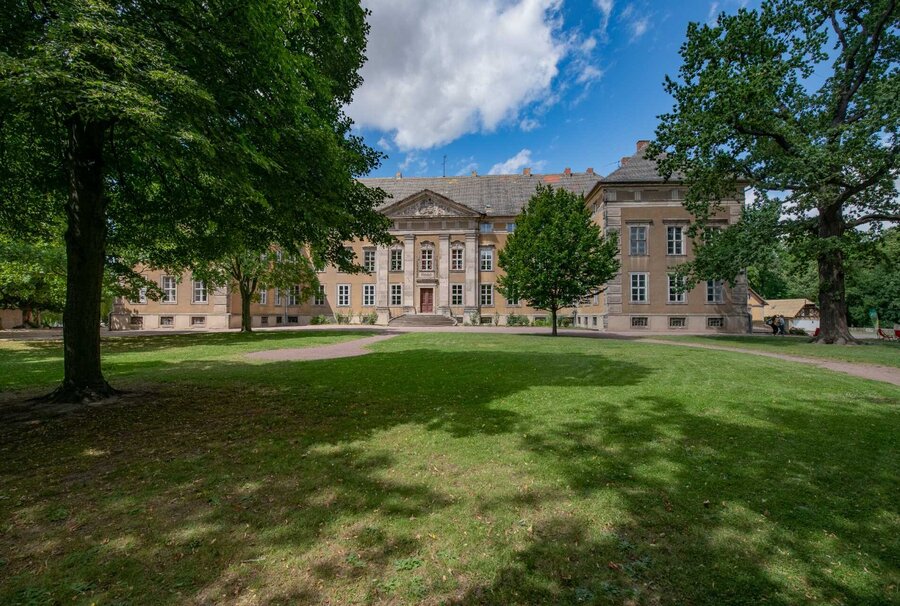 Schloss und Schlosspark Ostrau