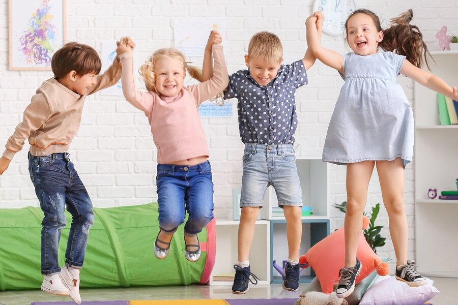 4 fröhliche Kinder beim Springen 