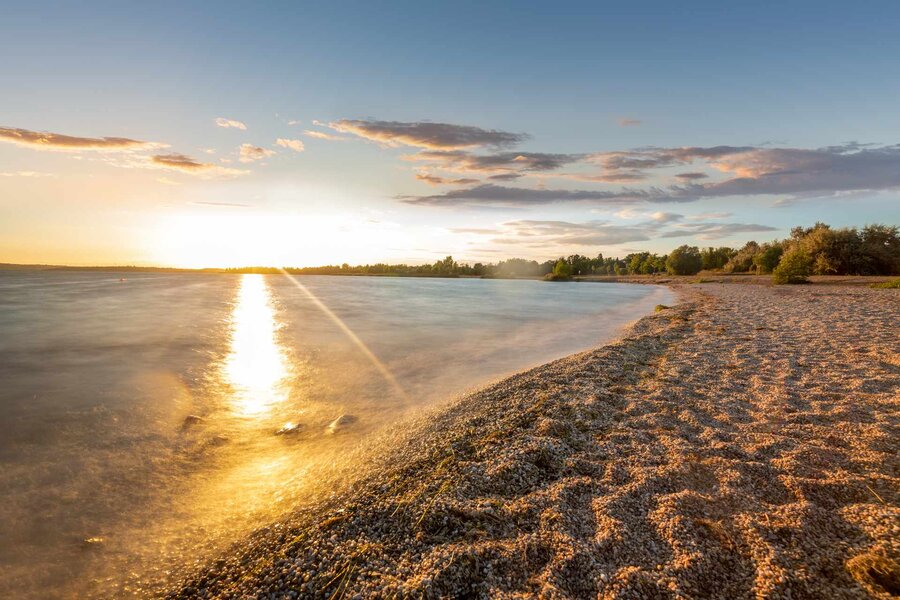 Strand am Geiseltalsee in der Abendsonne