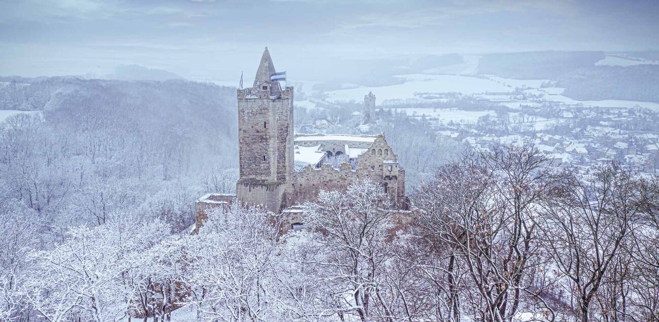 Winterliche Landschaft bei Bad Kösen mit schneebedeckter Rudelsburg