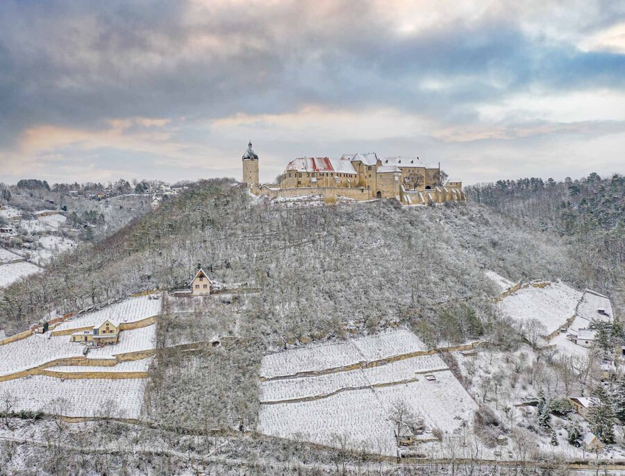 Schneebedeckte Weinberge bei Freyburg mit Blick auf Schloss Neuenburg und den Dicken Wilhelm