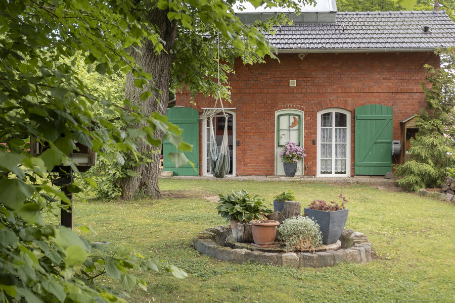 Der Ferienwohnung-Betrieb Bahnhof Droyssig: schöner Garten mit Häuschen