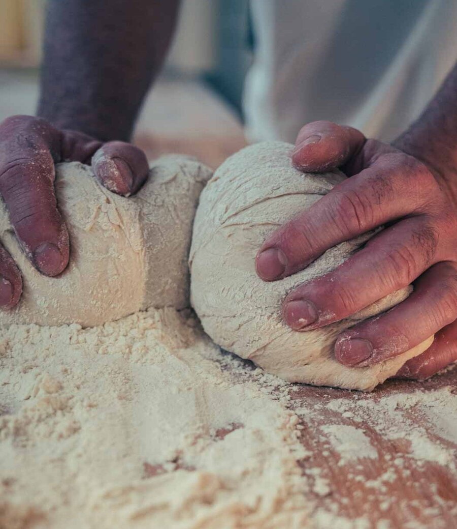 Handmacher Helge Sommerwerk bei der Brotherstellung