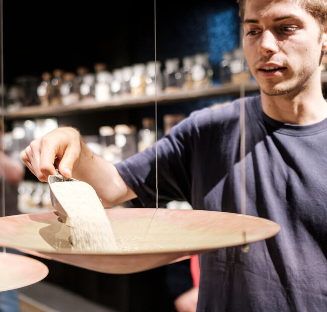 Junger Mann mit Schaufel in der Porzellanwelten-Ausstellung der Leuchtenburg