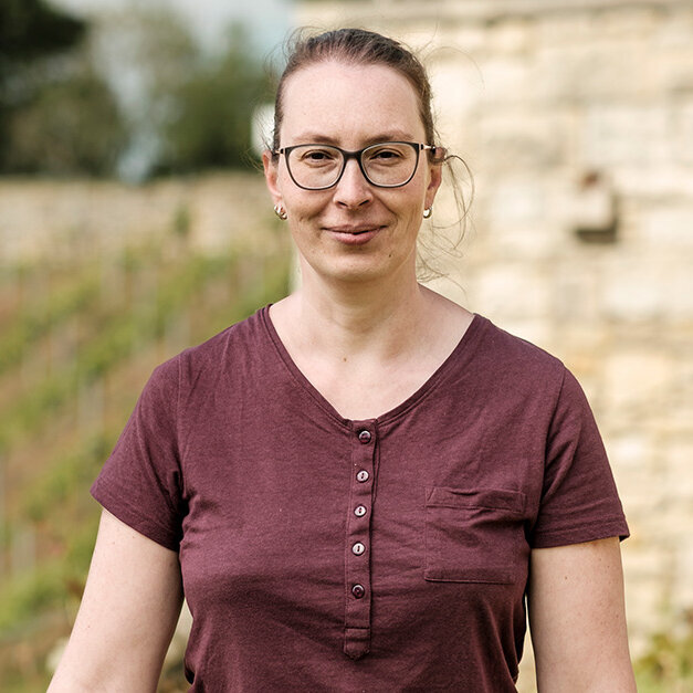 Portrait von Nicole Liebetrau, Küchenchefin im Weinberghotel Edelacker, stehend im Freien