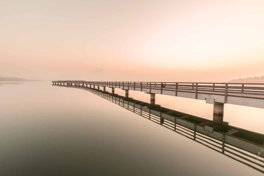 Seebrücke Braunsbedra ist in winterlichen Nebel gehüllt