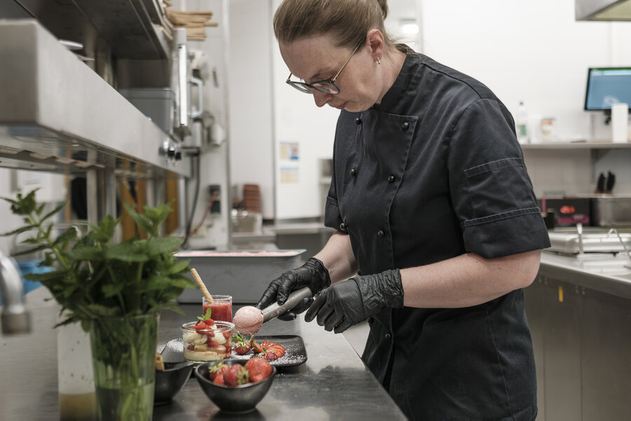 Nicole Liebetrau, Küchenchefin im Weinberghotel Edelacker, bei der Zubereitung einer Dessertspeise in der Küche