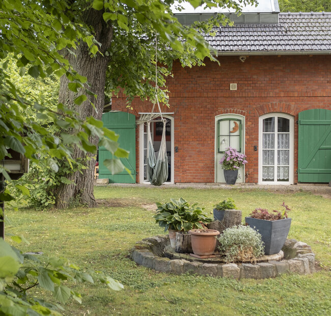 Der Ferienwohnung-Betrieb Bahnhof Droyssig: schöner Garten mit Häuschen
