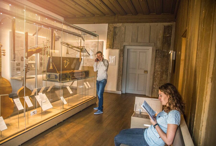 Instrumentenvitrine im Heinrich-Schütz-Haus Weißenfels