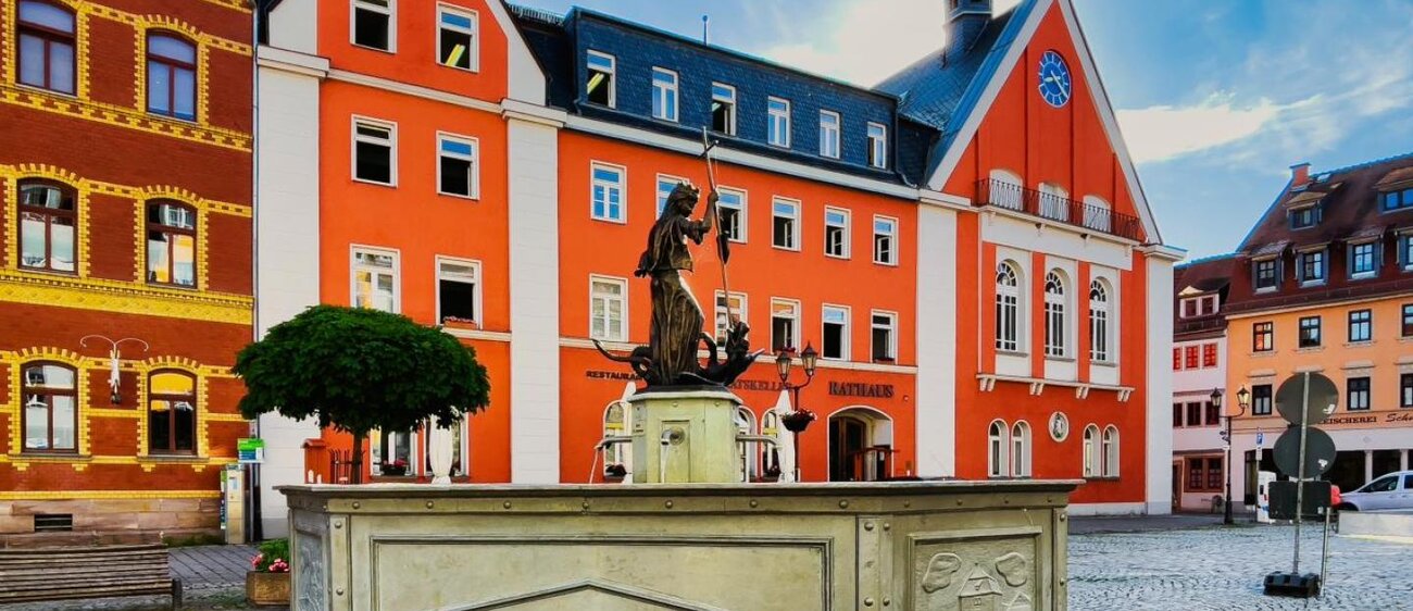 Marktbrunnen auf dem Kahlaer Marktplatz mit dem Rathaus im Hintergrund