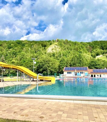 Das Freibad in Bad Sulza am Fuße der Sonnenburg.