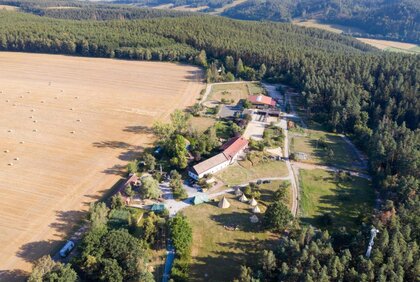 Blick auf den Farbenkinderhof in Freienorla