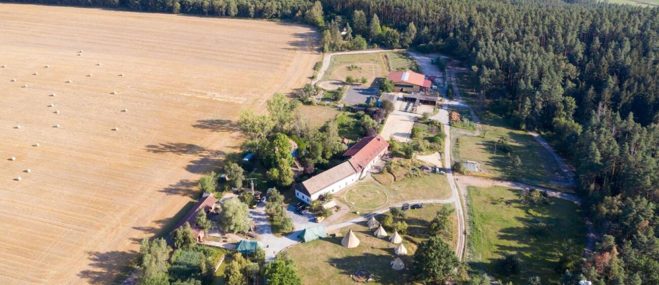 Blick auf den Farbenkinderhof in Freienorla