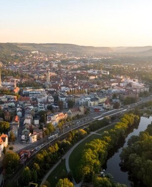 Drohnenaufnahme vom Paradiespark in Jena, entlang des Städtekette-Radweges