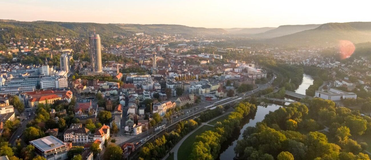 Drohnenaufnahme vom Paradiespark in Jena, entlang des Städtekette-Radweges