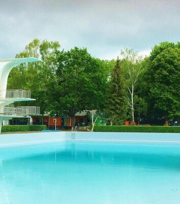 Freibad Weißenfels mit Sprungturm