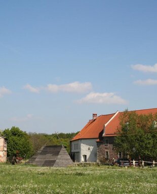 Dorfkirche und das Alte Gut in Schöngleina