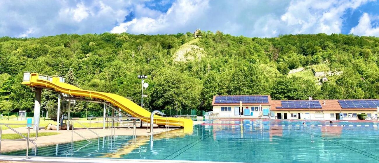 Das Freibad in Bad Sulza am Fuße der Sonnenburg.