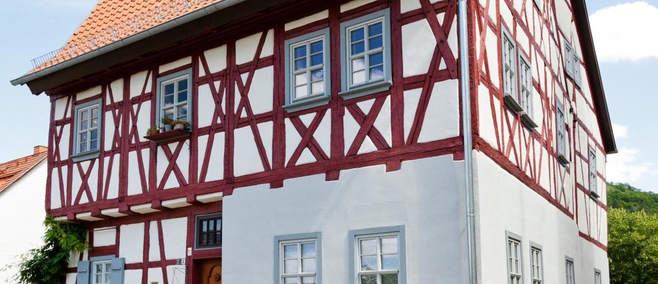 An der "Burg" steht eines der ältesten Häuser Kahlas. Die Burg heißt so, weil hier die ursprüngliche Burg Calo gestanden haben soll, die die Grundlage der Stadtgründung bildete.