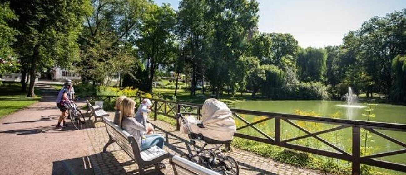 Im Bad Sulzaer Kurpark kann man am Schwanenteich die Sonne genießen.