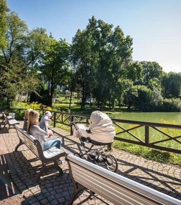 Im Bad Sulzaer Kurpark kann man am Schwanenteich die Sonne genießen.