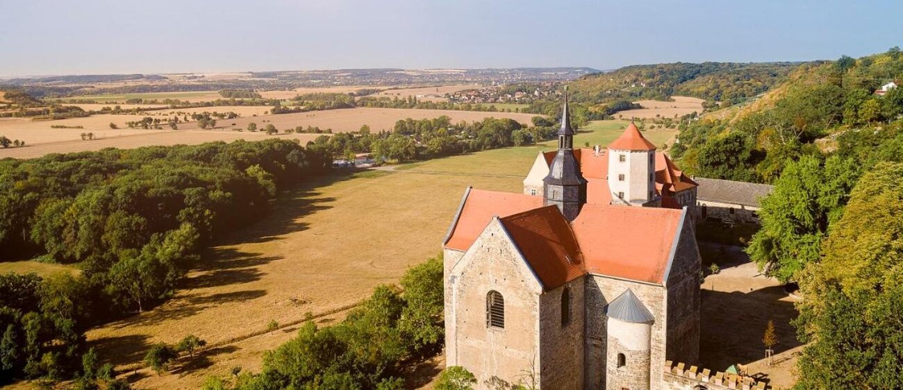 Schloss Goseck mit Blick in das Unstruttal.