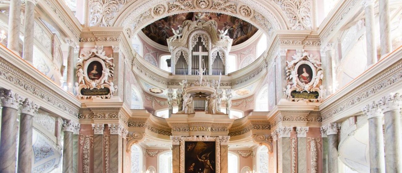 Die barocke Schlosskirche Eisenberg in der Innenansicht