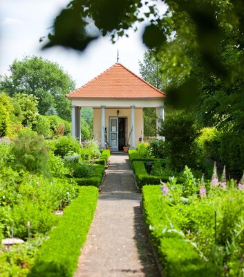 Schlosspark mit Kräutergarten-Schloss Christiansburg-Eisenberg