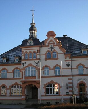 Außenansicht vom Rathaus der Stadt Hermsdorf (Thüringen)