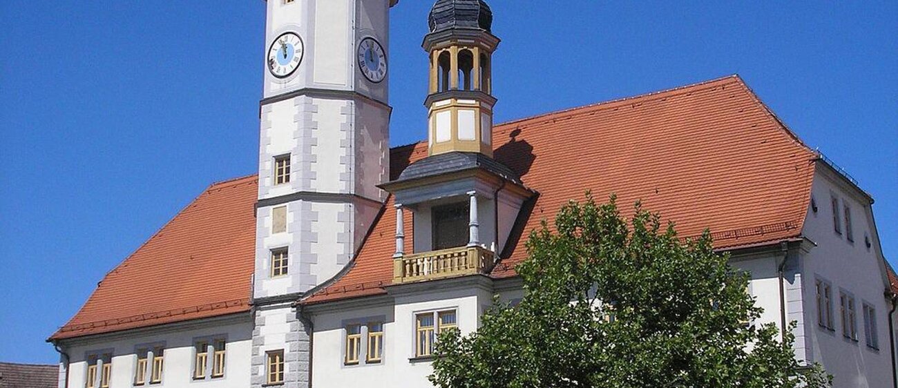 Außenaufnahme des Rathauses in Eisenberg mit Beflaggung