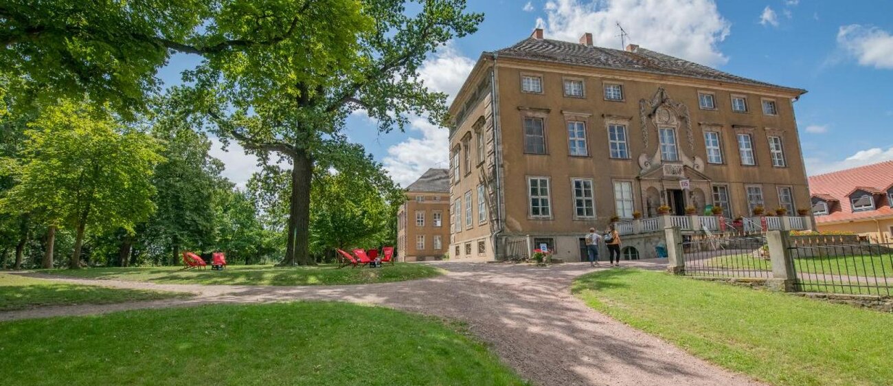 Schlosspark mit Schloss Ostrau.