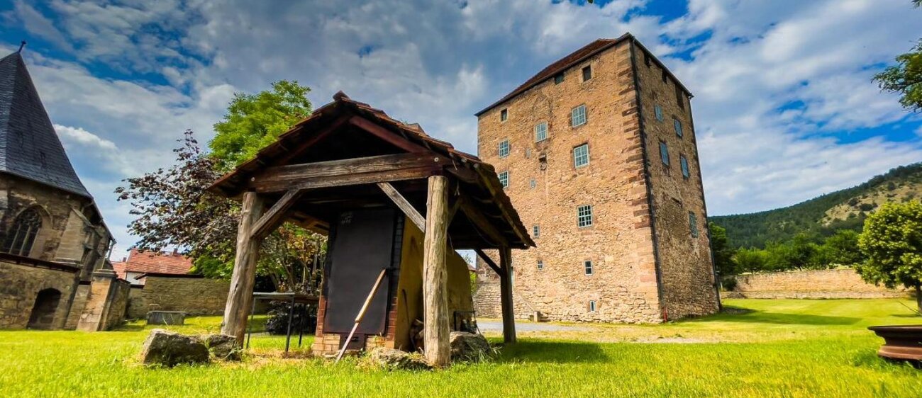 Die Kemenate in Reinstädt mit einem Backhaus.