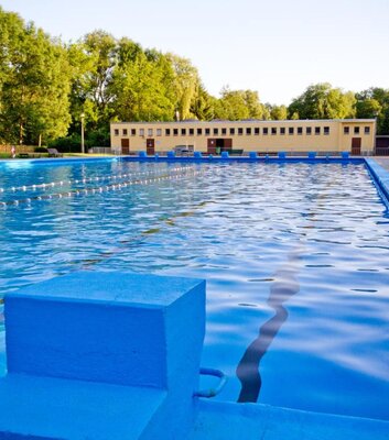 Schwimmerbecken im Freibad Kahla