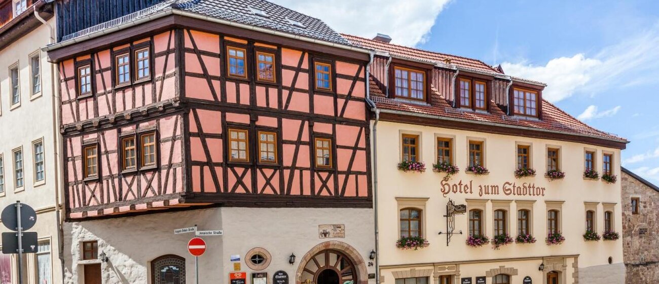 Das Jenaische Tor war Teil der Stadtbefestigung Kahlas. Heute befindet sich ein Hotel im angrenzenden Gebäude.