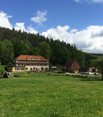 Außenansicht der Amtsschreibermühle im Eisenberger Mühltal