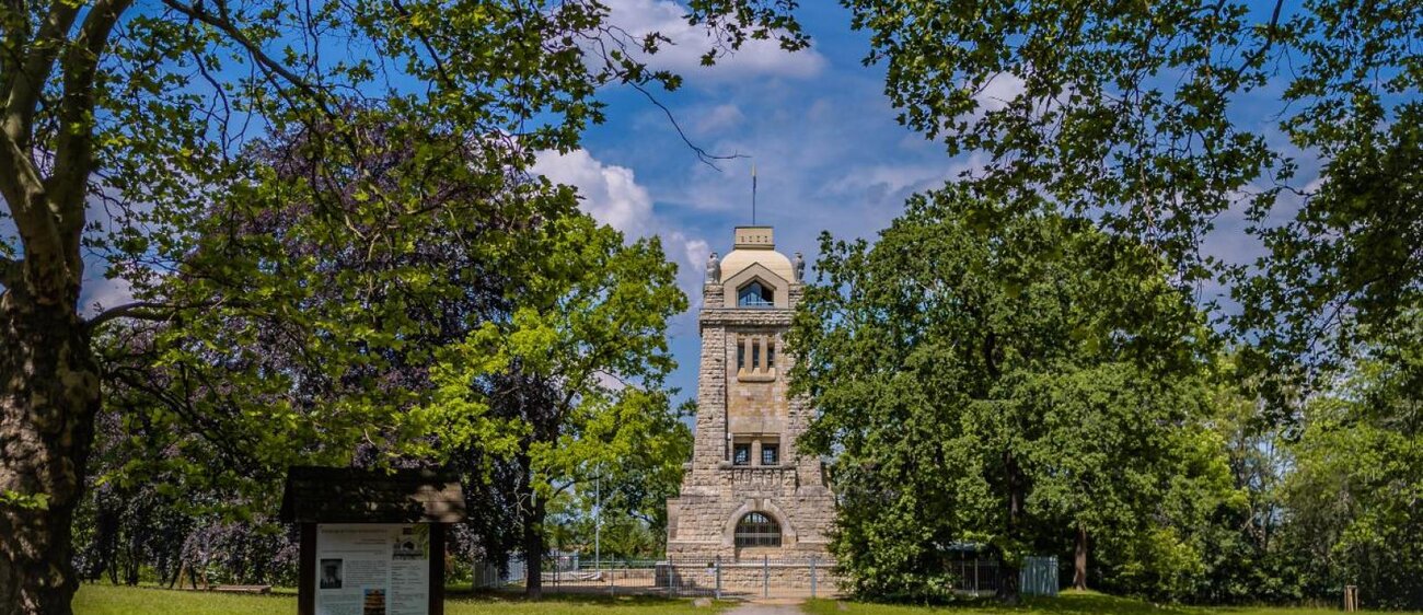 Eingang zum Klemmbergpark mit Bismarckturm Weißenfels