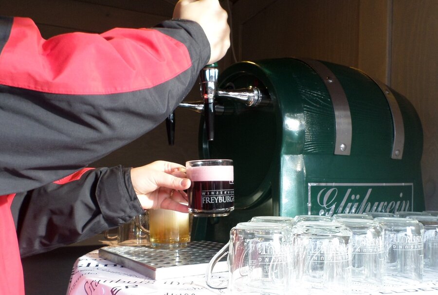 Hier wird hausgemachter Saale-Unstrut Glühwein ausgeschenkt