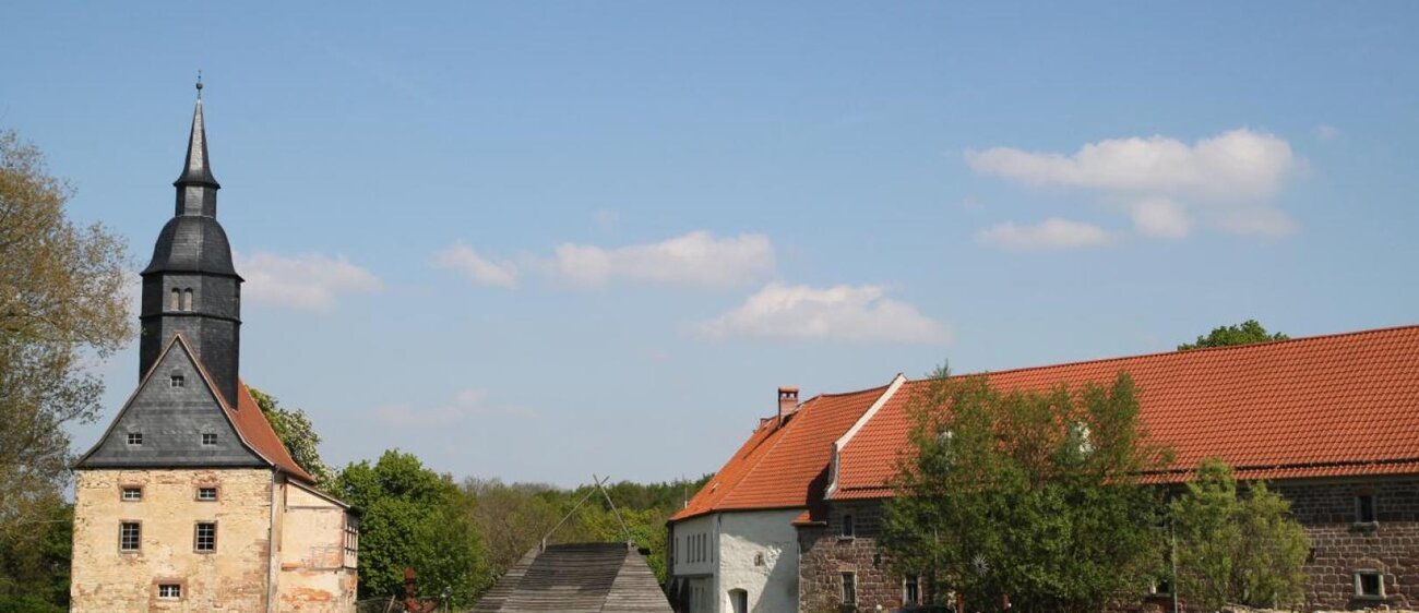 Dorfkirche und das Alte Gut in Schöngleina