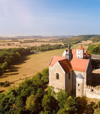 Schloss Goseck mit Blick in das Unstruttal.