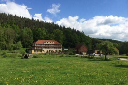 Außenansicht der Amtsschreibermühle im Eisenberger Mühltal